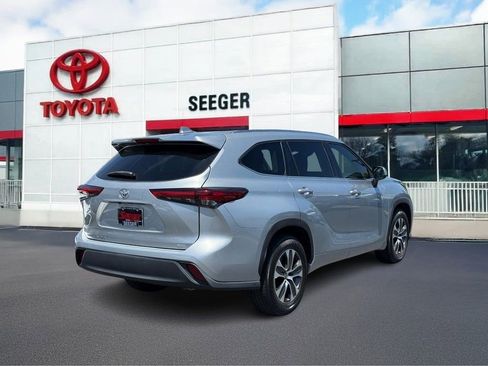 Used 2021 Toyota Highlander XLE FWD image 3