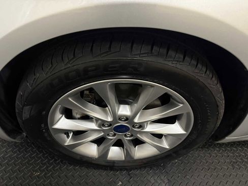 Used 2017 Ford Fusion SE w/ Fusion SE Technology Package image 8