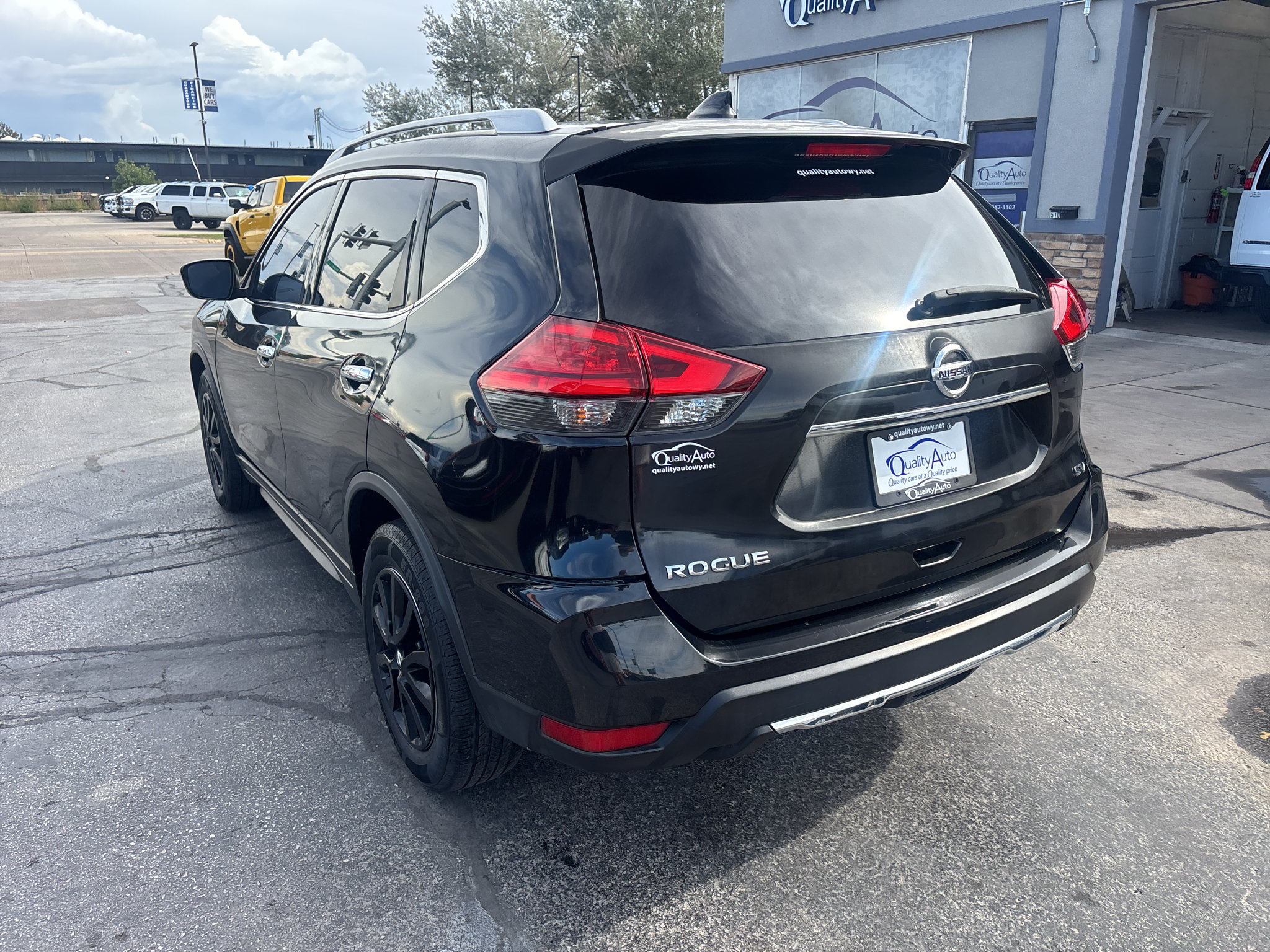 Used 2017 Nissan Rogue SV FWD image 8
