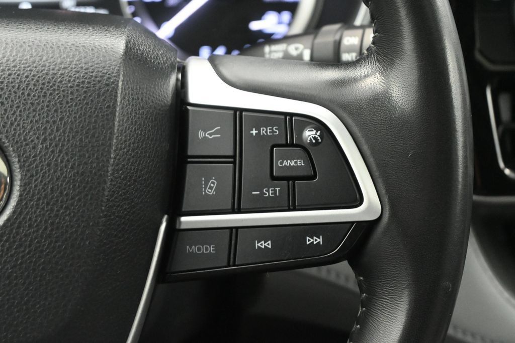 Used 2023 Toyota Highlander XLE FWD image 8