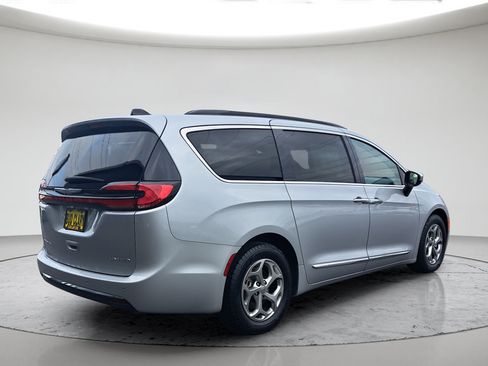 Used 2023 Chrysler Pacifica Limited FWD image 3