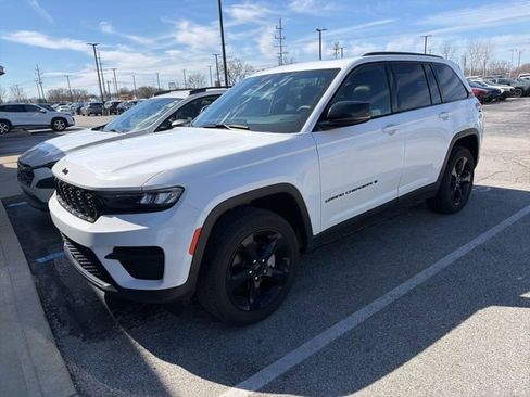 Used 2023 Jeep Grand Cherokee Altitude image 2