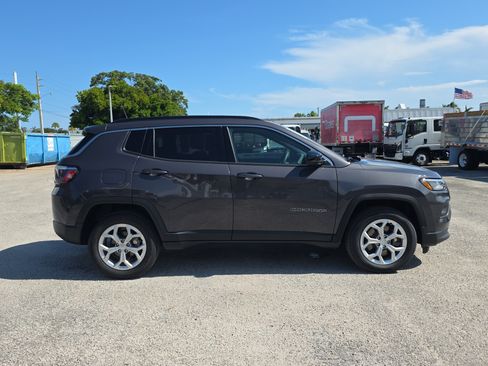 Used 2024 Jeep Compass Latitude AWD/4WD image 8