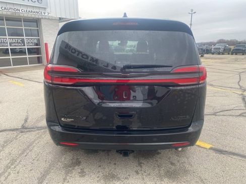 Used 2025 Chrysler Pacifica Limited image 9