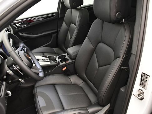 Certified 2025 Porsche Macan AWD/4WD image 41