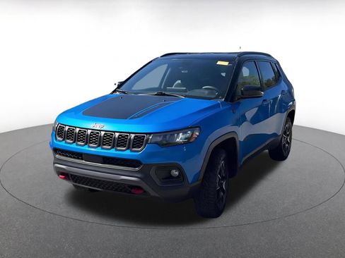 Used 2025 Jeep Compass Trailhawk image 4
