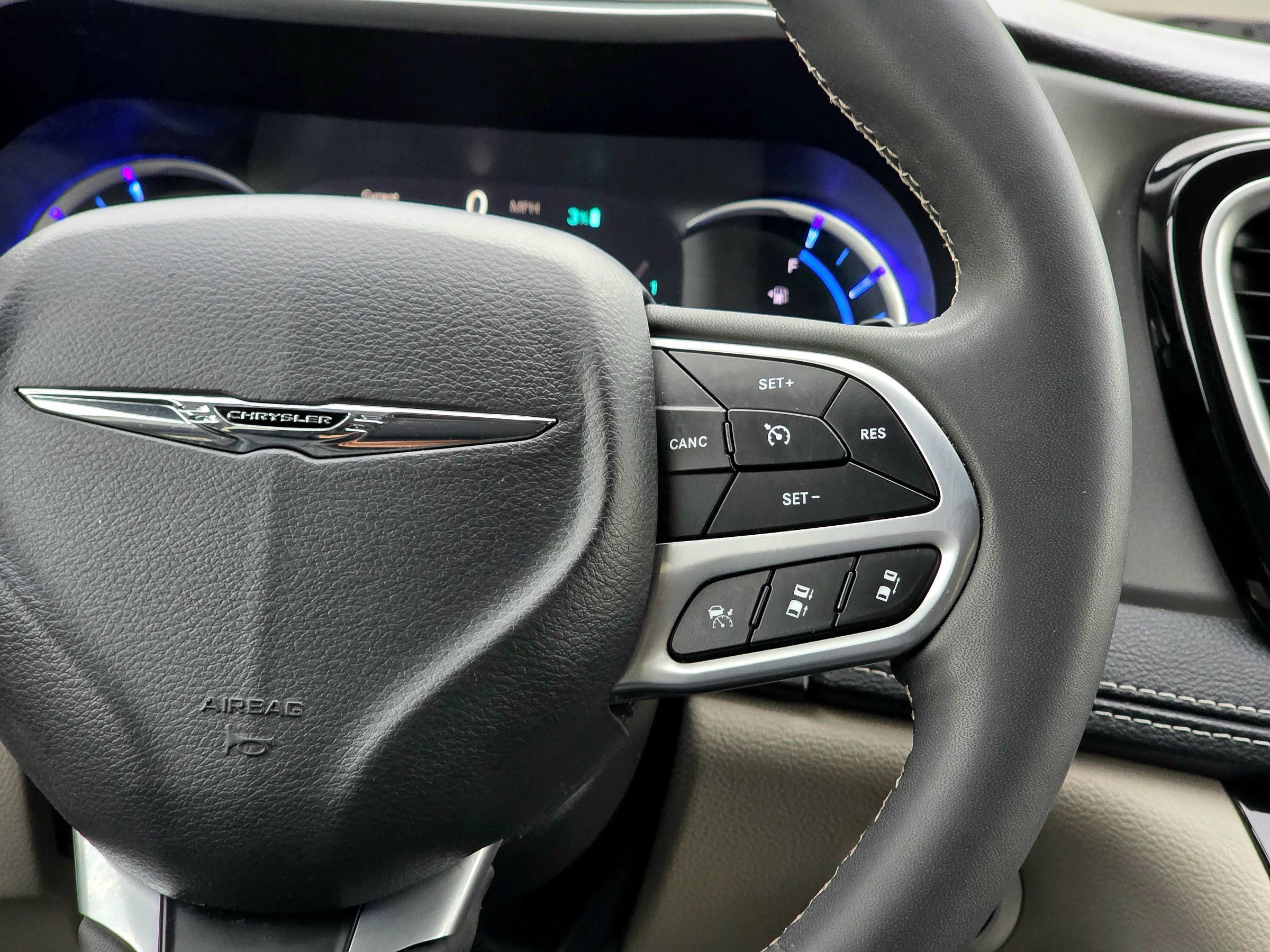 Used 2023 Chrysler Pacifica Touring-L FWD image 23
