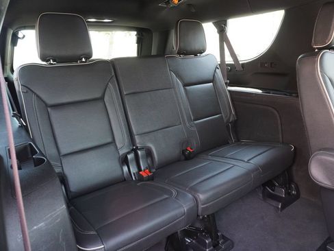 Certified 2023 GMC Yukon XL SLT w/ SLT Premium Package AWD/4WD image 10