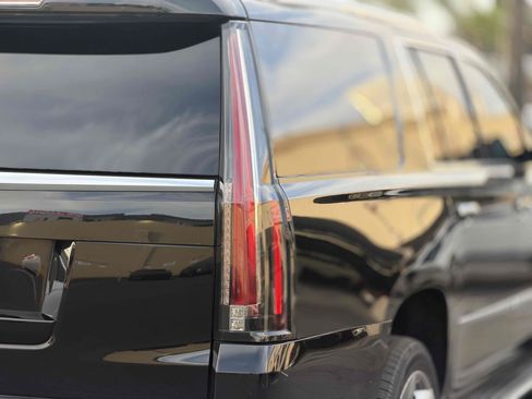 Used 2020 Cadillac Escalade ESV Luxury AWD/4WD image 9