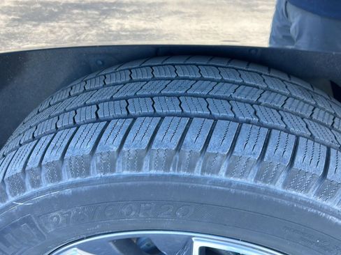 Used 2021 Chevrolet Suburban Z71 w/ Z71 Signature Package image 19