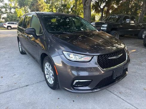Used 2023 Chrysler Pacifica Touring-L FWD image 4