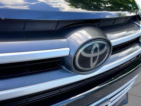 Certified 2017 Toyota Highlander XLE AWD/4WD image 29