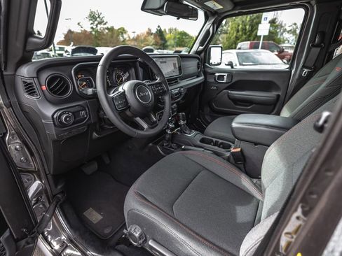 Used 2025 Jeep Wrangler Unlimited Rubicon AWD/4WD image 21