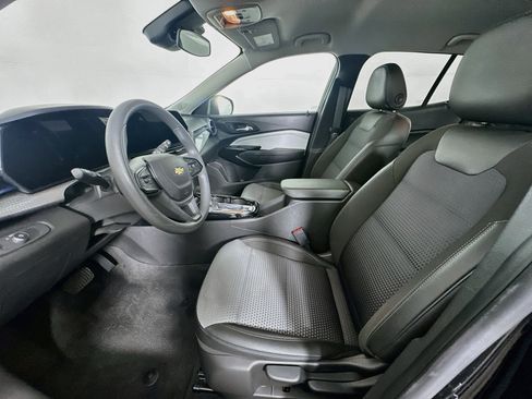 Used 2025 Chevrolet Trax LT FWD image 13