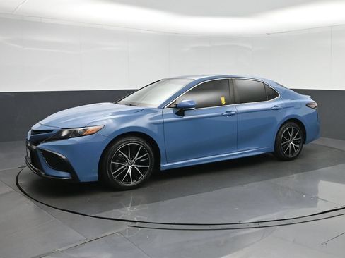 Used 2024 Toyota Camry SE w/ Convenience Package FWD image 3
