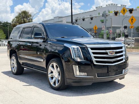 Used 2017 Cadillac Escalade Premium Luxury AWD/4WD image 7