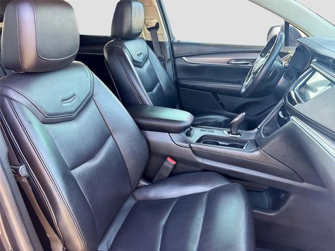 Used 2017 Cadillac XT5 Luxury w/ Driver Awareness Package image 32