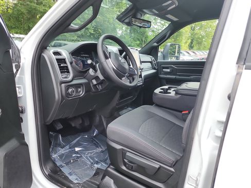 New 2026 RAM 5500 4x4 Crew Cab image 3