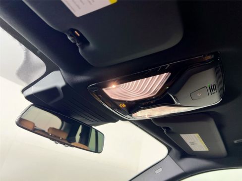 Used 2024 BMW X5 sDrive40i w/ M Sport Package image 11