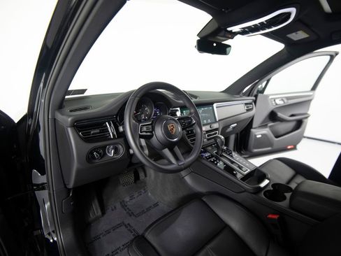 Certified 2025 Porsche Macan image 4