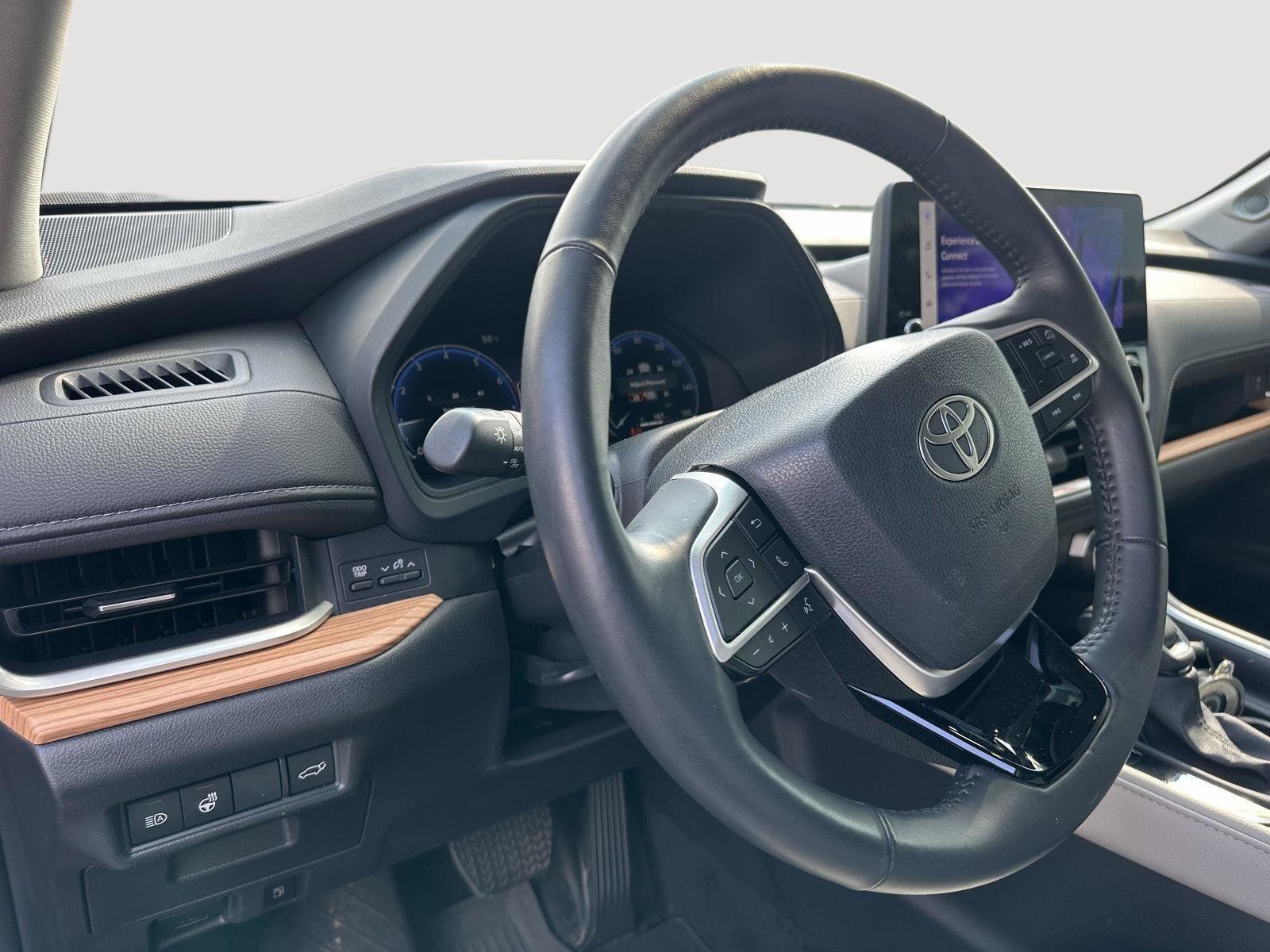 Used 2025 Toyota Grand Highlander AWD image 11