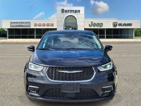 Used 2023 Chrysler Pacifica Touring-L FWD image 8