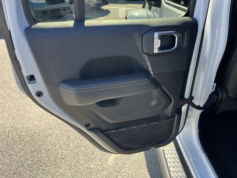 Used 2023 Jeep Wrangler Sahara image 29