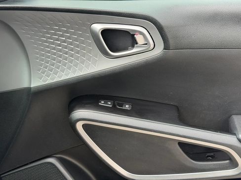 Used 2023 Kia Soul LX w/ LX Technology Package FWD image 10