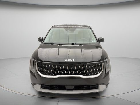 Used 2025 Kia Carnival FWD image 2