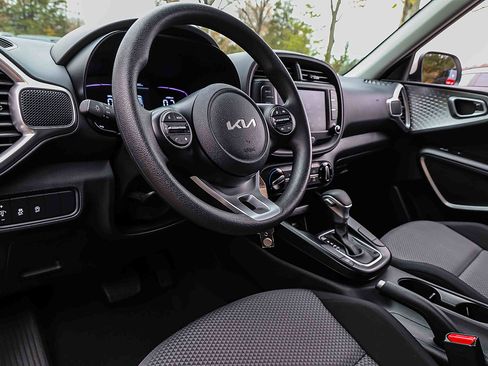 Certified 2025 Kia Soul LX w/ LX Technology Package image 7