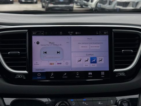 Used 2025 Chrysler Pacifica Select image 33