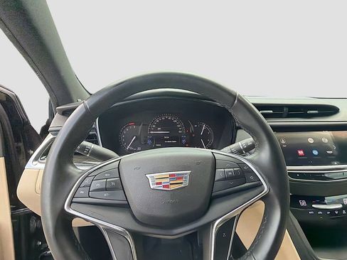 Used 2018 Cadillac XT5 FWD image 11
