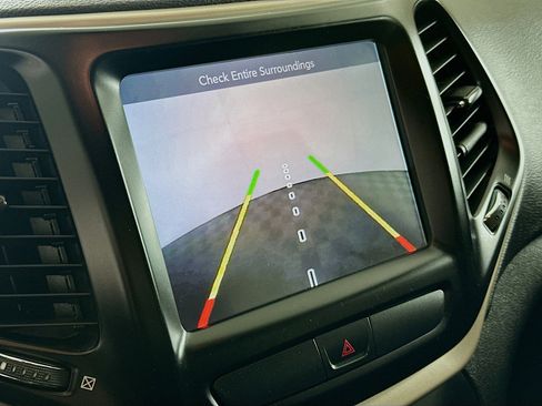 Used 2017 Jeep Cherokee Latitude image 21