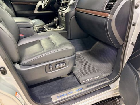 Used 2016 Toyota Land Cruiser image 21