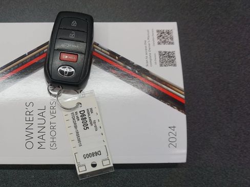 Used 2024 Toyota Highlander Limited AWD/4WD image 21