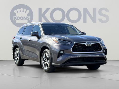 Used 2022 Toyota Highlander XLE AWD/4WD image 10