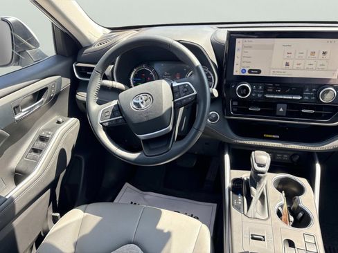 Used 2023 Toyota Highlander Bronze Edition AWD/4WD image 11