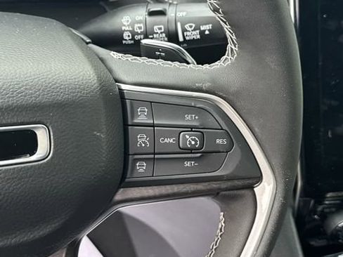 New 2025 Jeep Grand Cherokee Limited w/ Black Appearance Package image 18