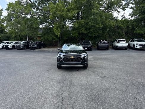 Used 2024 Chevrolet Trax LT w/ LT Convenience Package FWD image 2