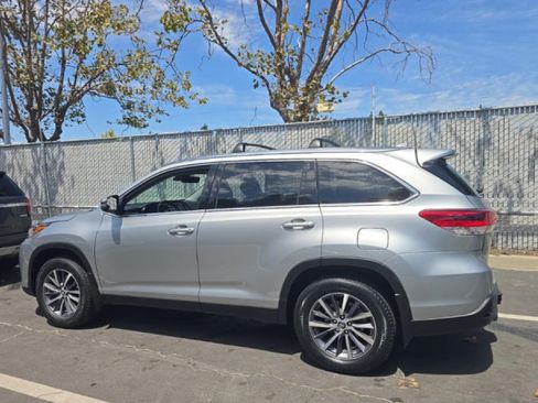 Used 2019 Toyota Highlander XLE AWD/4WD image 4