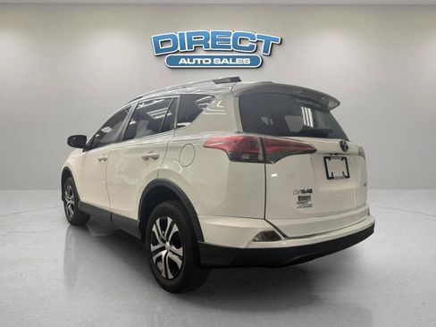 Used 2018 Toyota RAV4 LE FWD image 4