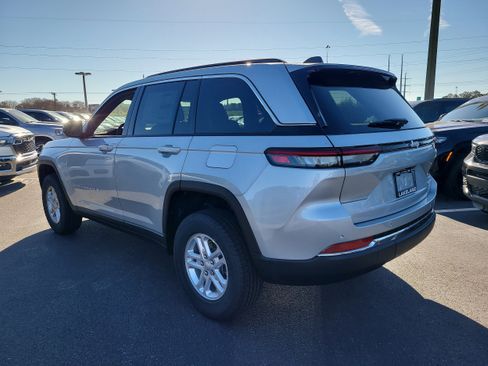 New 2025 Jeep Grand Cherokee Laredo image 8