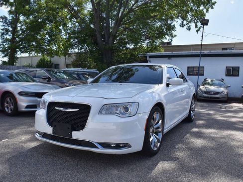 Used 2017 Chrysler 300 Limited w/ Value Package RWD image 1