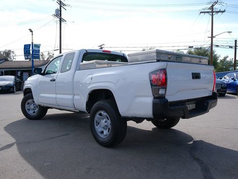 Used 2017 Toyota Tacoma SR image 4