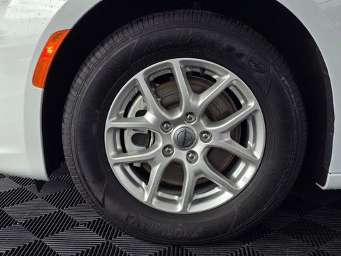 Used 2025 Chrysler Pacifica Select image 11