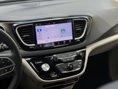 Used 2024 Chrysler Pacifica Touring-L FWD image 17