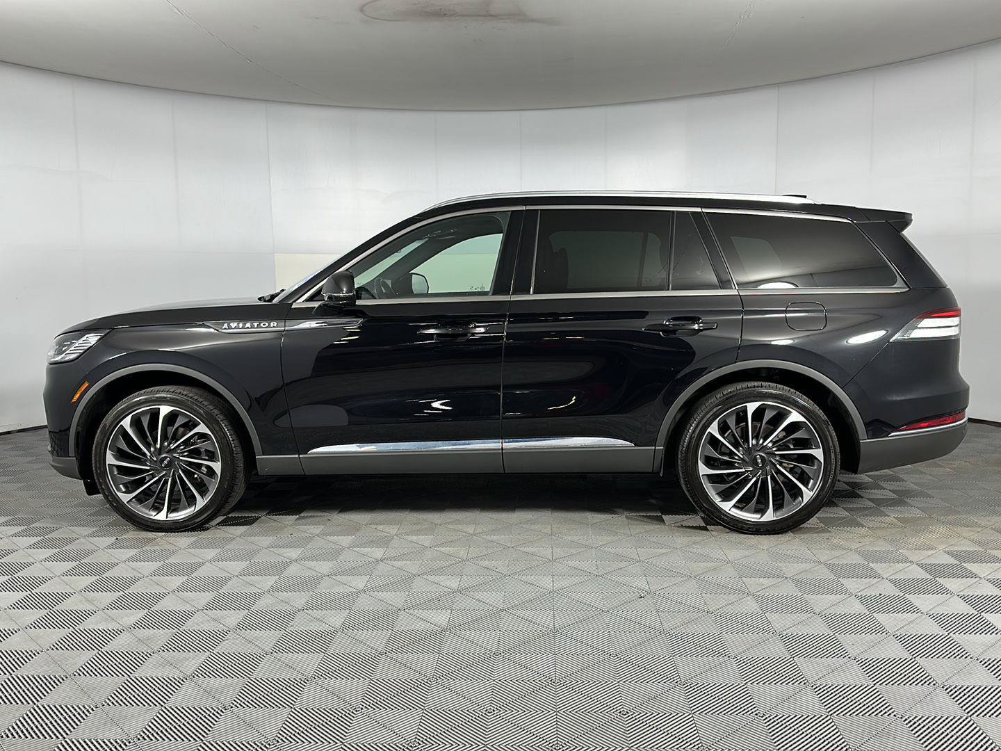 Used 2025 Lincoln Aviator Reserve w/ Equipment Group 201A AWD/4WD image 4