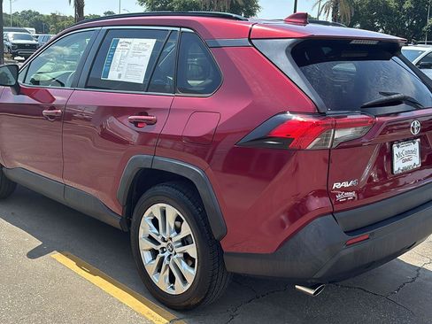 Used 2019 Toyota RAV4 XLE Premium FWD image 5
