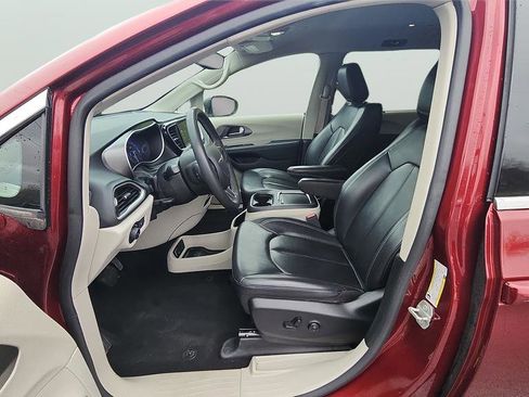 Used 2023 Chrysler Pacifica Touring-L image 15