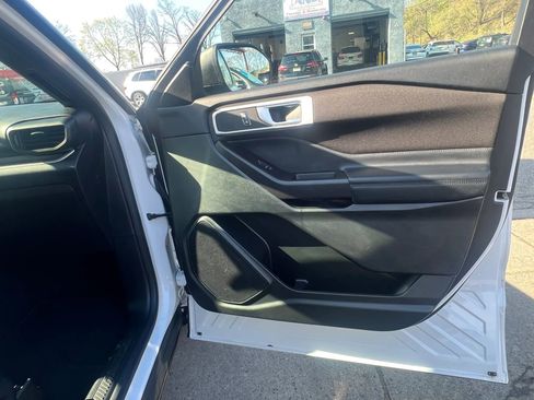 Used 2020 Ford Explorer XLT image 31